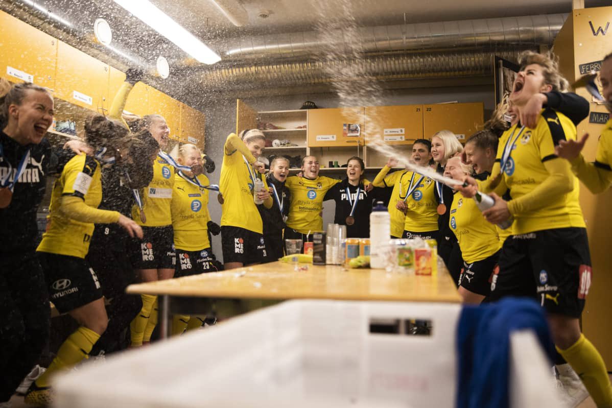 Tää oli kovan työn takana, <a href="/KansallinenL/">Briotech Kansallinen Liiga</a> kolmas sija ja pronssimitali, sen kanssa juhlitaan ja nukutaan. Iso kiitos pelaajille, taustoille, seuralle <a href="/KuPSNaiset/">KuPS Naisten edustusjoukkue</a> , kannattajille, tukijoille ja perheelle. Nyt naatitaan! 💛🖤  #banzai !