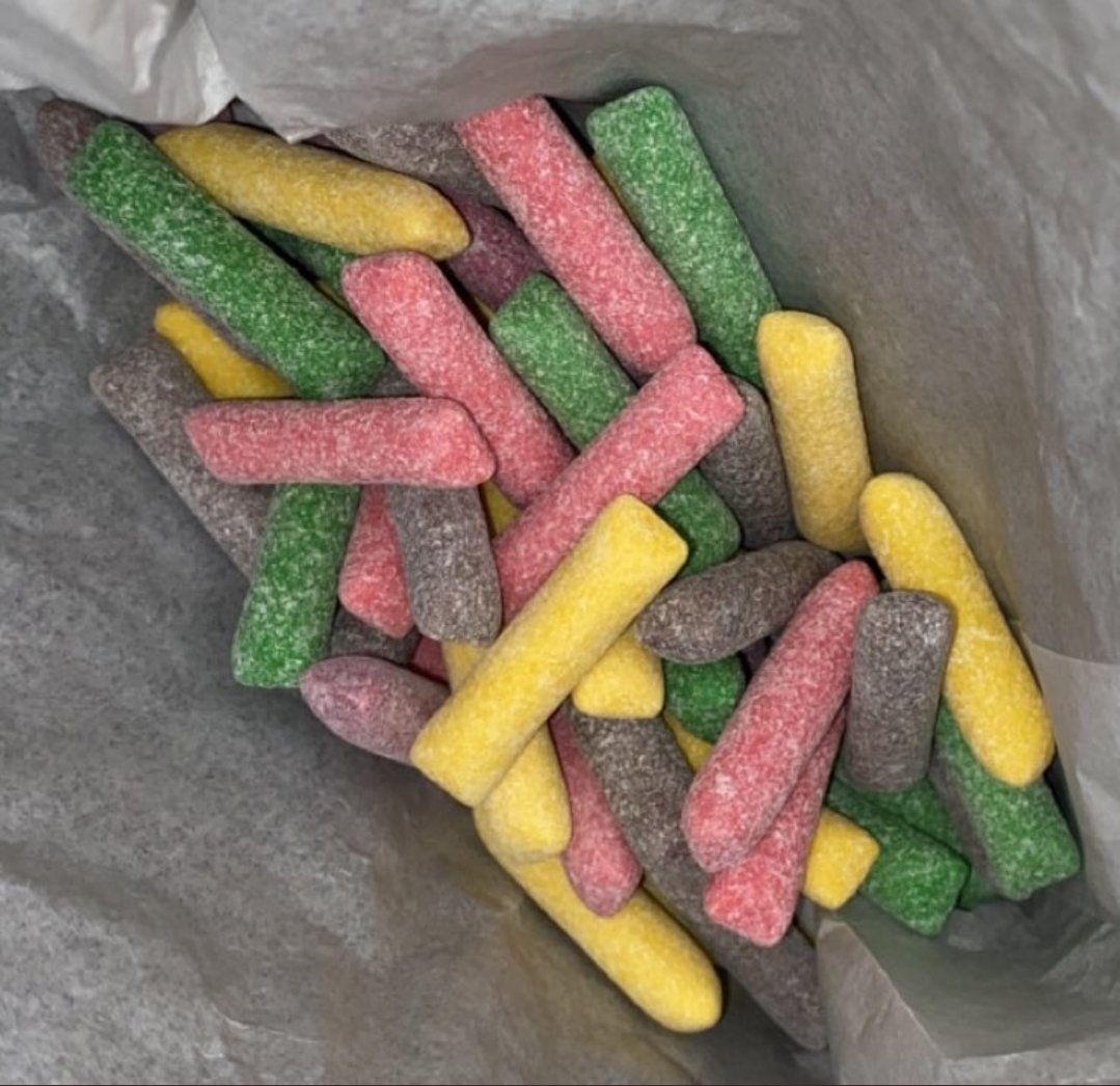 AwordEinstein's tweet photo. Rt pour voire on est combien a kiffé c'est bonbon https://t.co/NveQ1C64m5