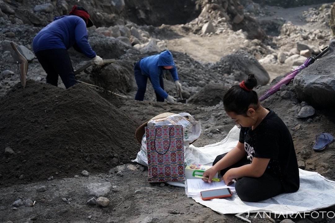 antarafoto's tweet photo. Manda (10) belajar secara daring di area penambangan pasir di lereng Gunung Merapi, Sleman, Yogyakarta, Senin (9/11/2020). Pelajar SD itu belajar di sana agar tetap dapat diawasi oleh orang tuanya yang bekerja menambang pasir.

Foto: Andreas Fitri Atmoko
https://t.co/pyS4nB0Cqw https://t.co/IeSRcwPqgs