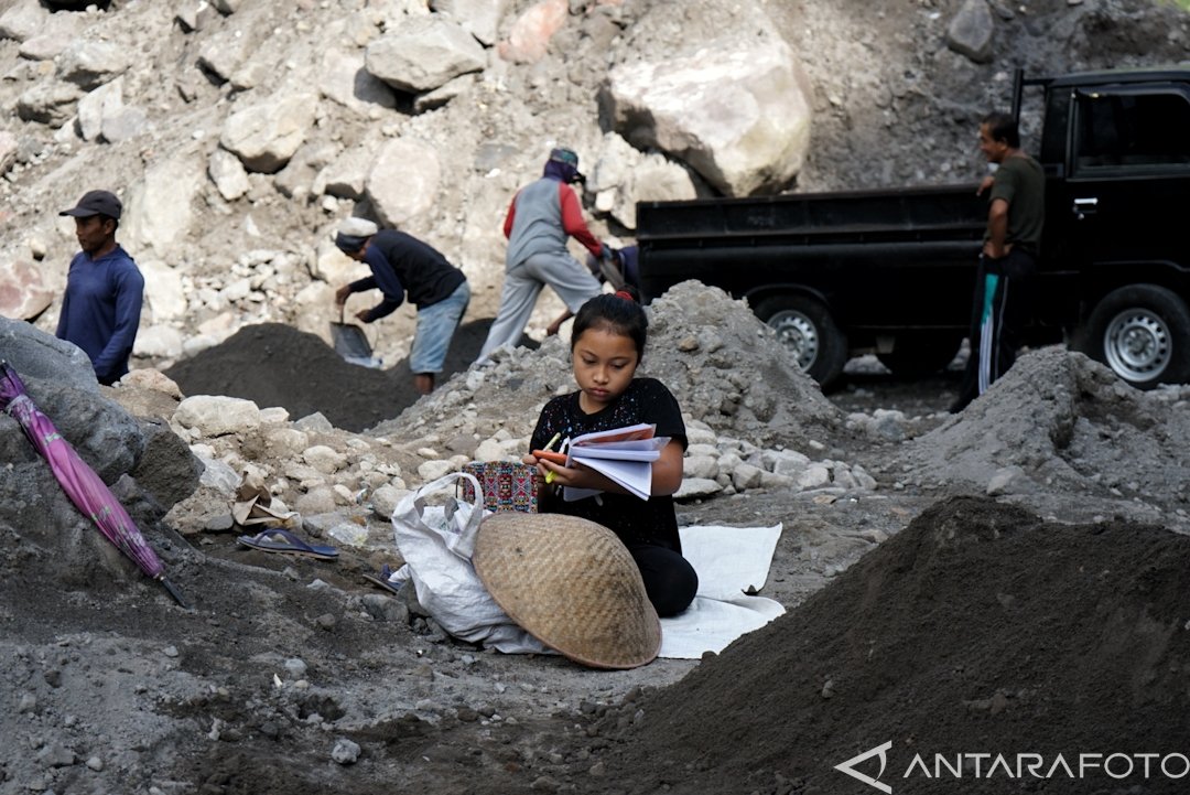 antarafoto's tweet photo. Manda (10) belajar secara daring di area penambangan pasir di lereng Gunung Merapi, Sleman, Yogyakarta, Senin (9/11/2020). Pelajar SD itu belajar di sana agar tetap dapat diawasi oleh orang tuanya yang bekerja menambang pasir.

Foto: Andreas Fitri Atmoko
https://t.co/pyS4nB0Cqw https://t.co/IeSRcwPqgs