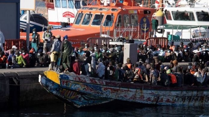 patriziarn's tweet photo. More than 1,600 African migrants have been rescued at sea or reached Spain's Canary Islands over the weekend, Spanish emergency services said. https://t.co/Df6hEYdPyd… #migration #Mediterranean #westernroute https://t.co/O4y3I3mn9g