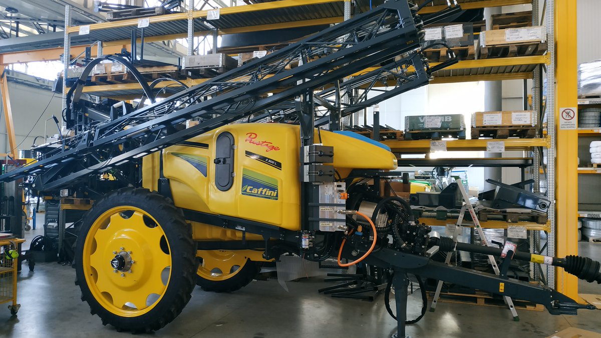 Optima_IPM's tweet photo. The #smart #sprayer for open field #carrots🥕is being developed in the #Caffini facilities in Italy.
It is one of the three #prototype sprayers that are currently being developed within our #H2020 Project!
@EU_H2020 #agriculture #farming #smartfarming #precisionagriculture https://t.co/cdXTp1JFeh