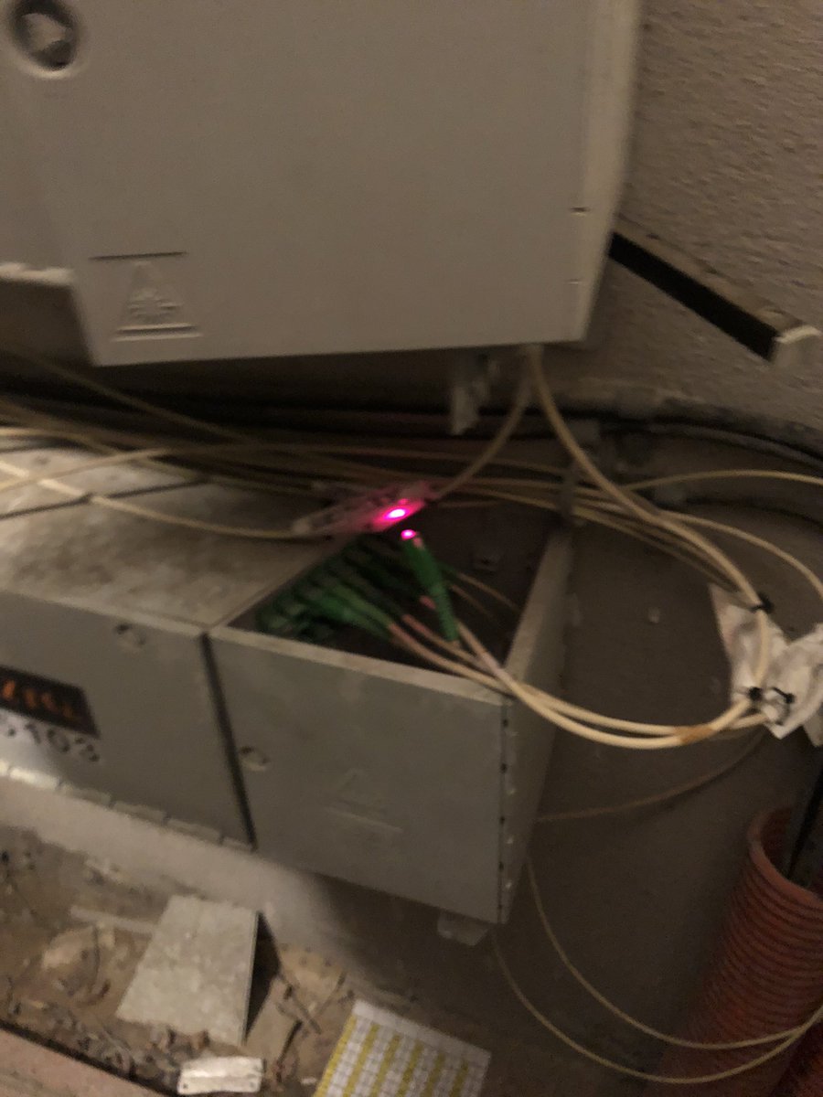 Josep_H4L's tweet photo. @GrupoZener Hola Zener. Me he tirado 5 días sin Internet en casa debido a la incompetencia de alguno de vuestros técnicos. Parece ser que la forma de trabajar de ellos es la desconectar el cable de fibra de uno de los vecinos (YO) y poner el de la nueva alta en mi conexión. https://t.co/qmwBuNSl4P