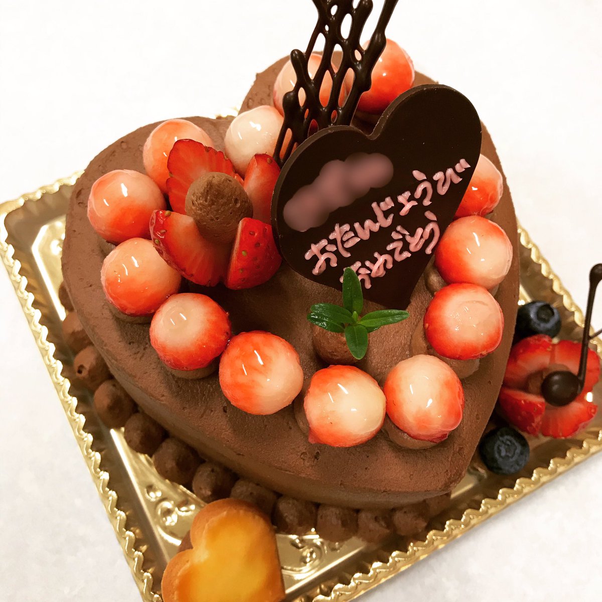 菓子工房小さなもみの木 ハートのチョコレートケーキに いちごで可愛らしく飾りました 小さなもみの木 ハート型ケーキ