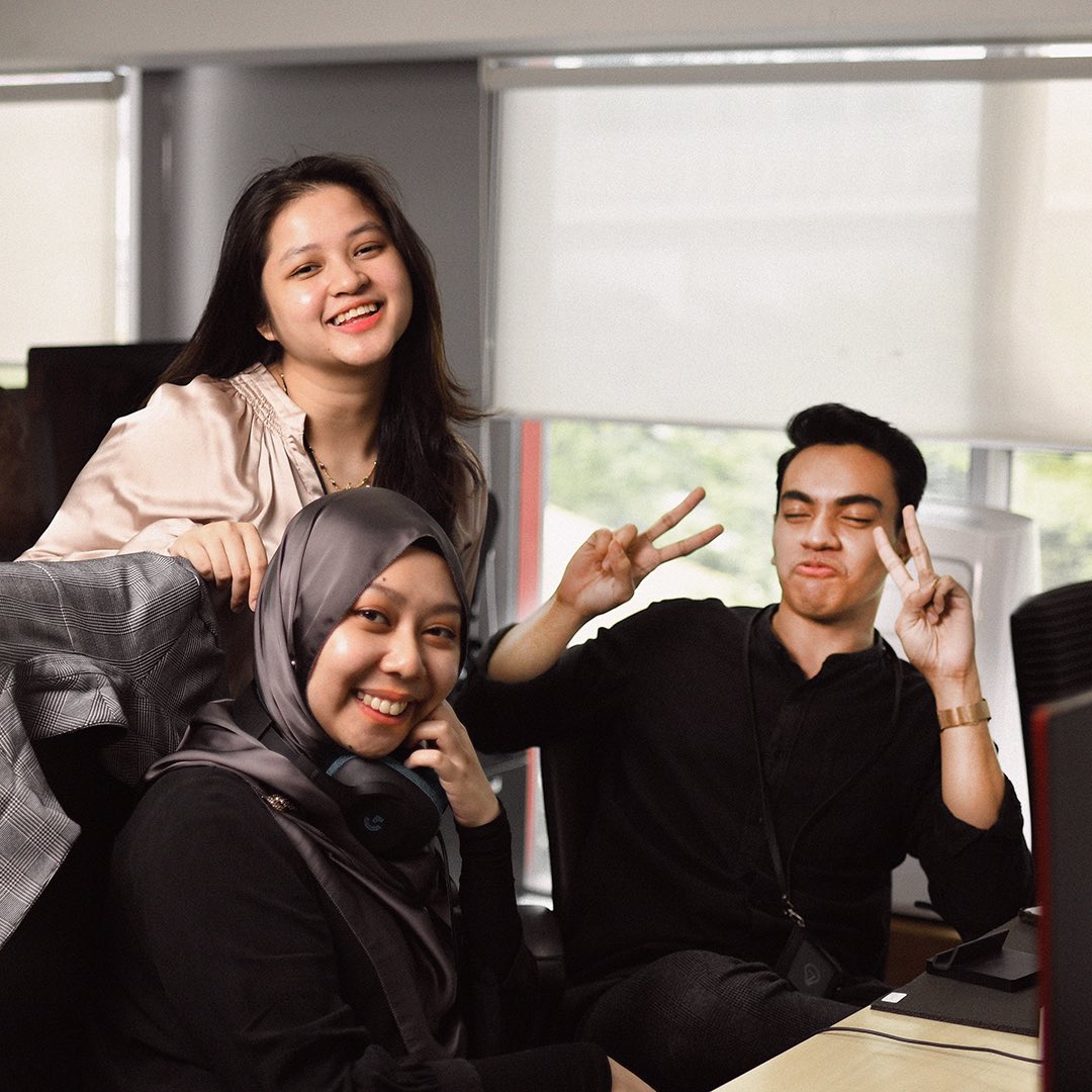 lightupseven's tweet photo. At LU7, we're family. 🖤
#LightUp7 #LU7 #workfamily #throwback #kitajagakita #creatives #photography #wfh #bersatukitateguh #marketingdigital https://t.co/7urdwd4bVo