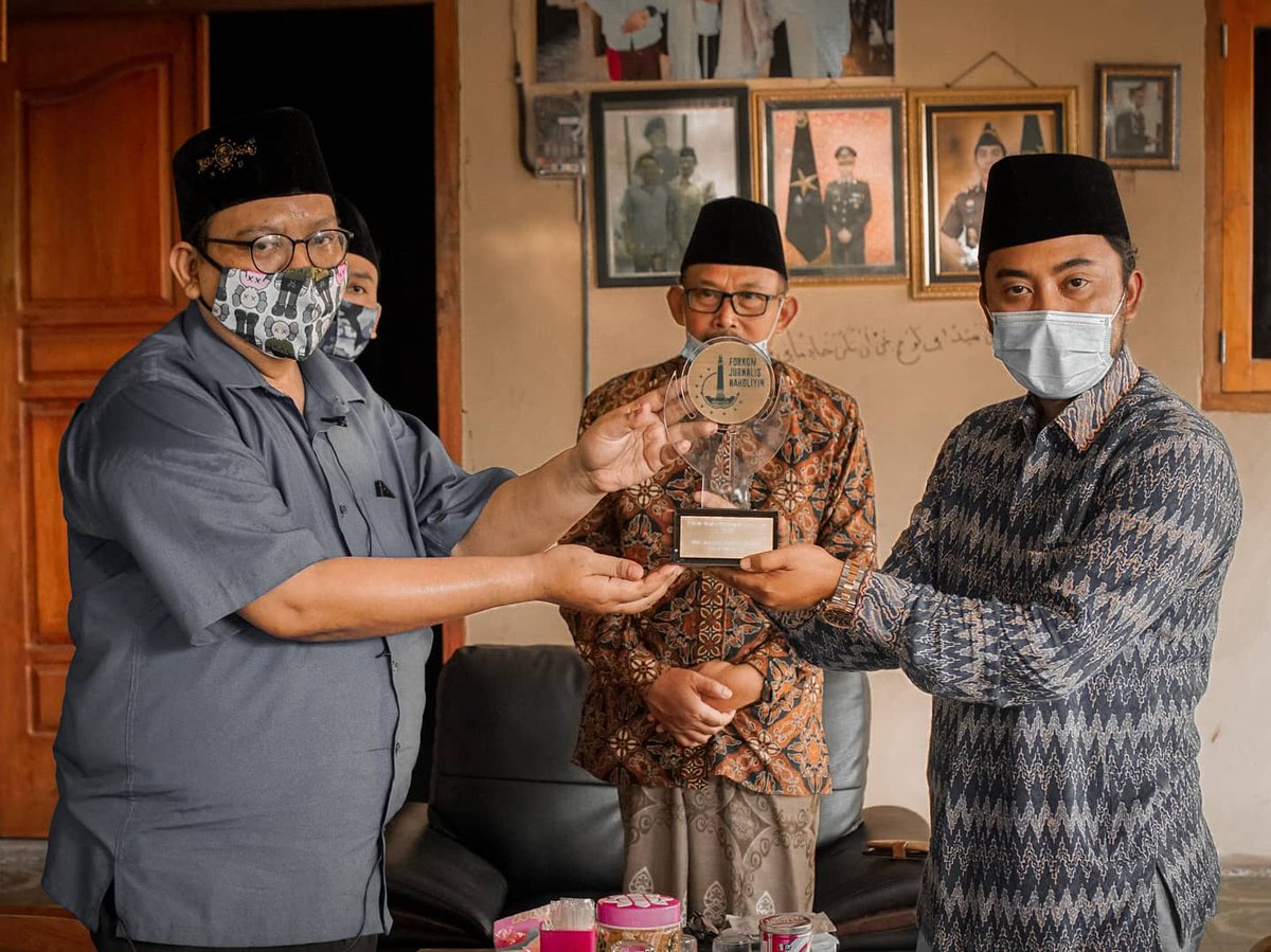 RMArmaya's tweet photo. Alhamdulilah, saya apresiatif sekali atas penghargaan yang disampaikan kepada saya. Pada dasarnya, apa yg saya lakukan adalah alamiah sebagai warga nahdliyin, tanpa ada tendensi apapun, tanpa mengharapkan untuk mendapatkan penghargaan apapun, dan dari siapapun. https://t.co/WXONwopk9L