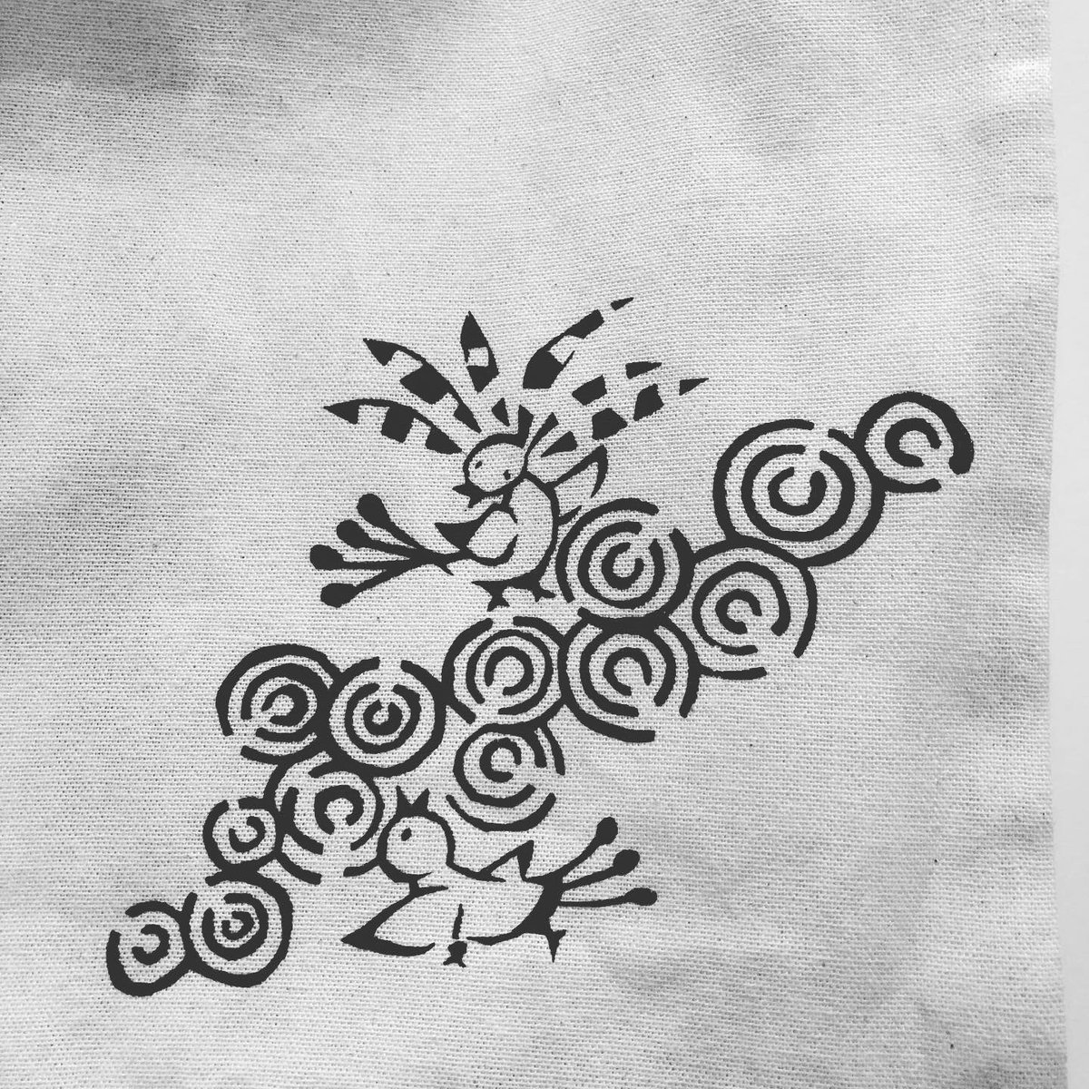 blossomnako's tweet photo. 布カバンに型染め
#illustration #illustrator #ill #イラスト #いらすと #民藝 #民芸 #木版画風 #artworks #型染め #型染めたのしい #printmakingartwork https://t.co/gcNEMPYWTY