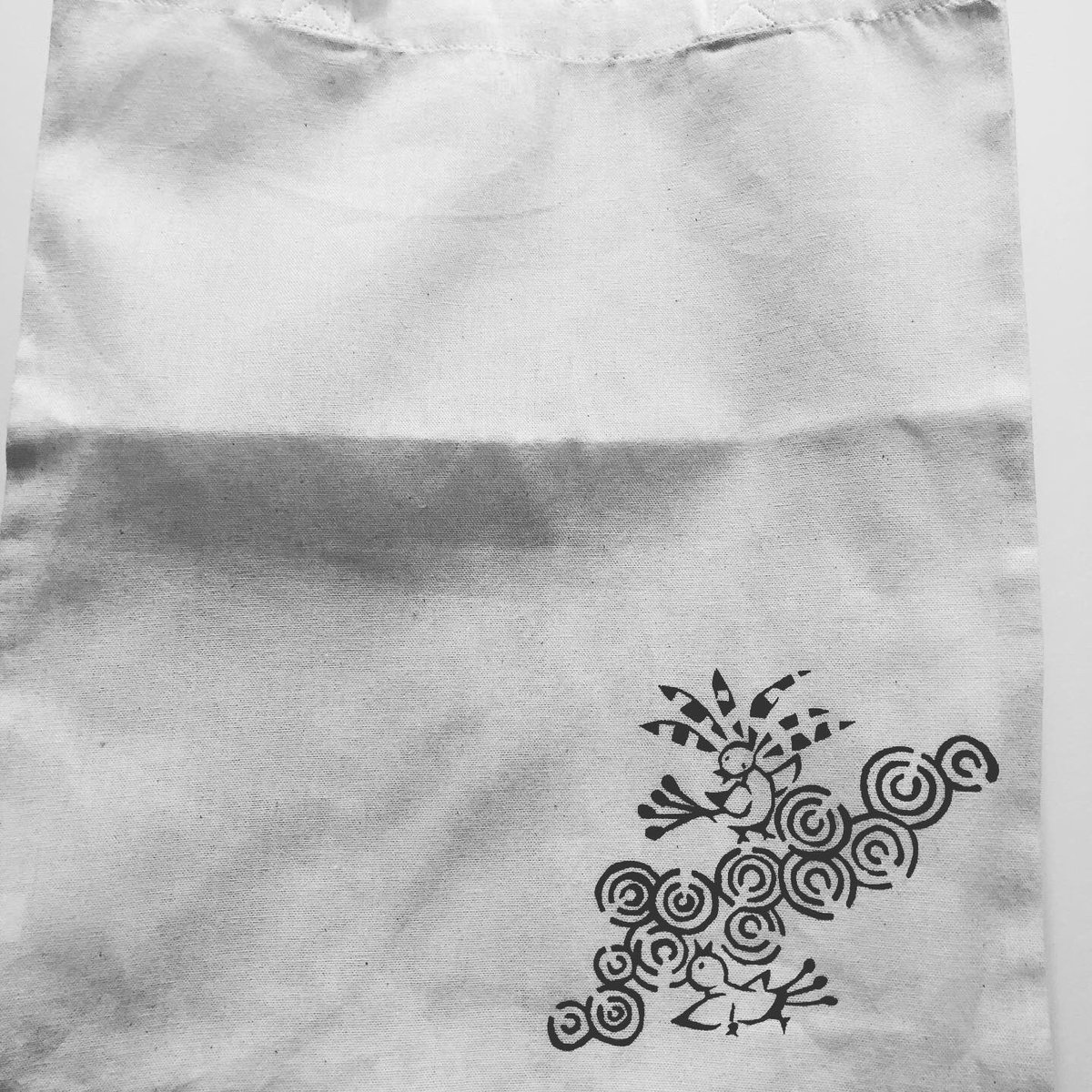 blossomnako's tweet photo. 布カバンに型染め
#illustration #illustrator #ill #イラスト #いらすと #民藝 #民芸 #木版画風 #artworks #型染め #型染めたのしい #printmakingartwork https://t.co/gcNEMPYWTY