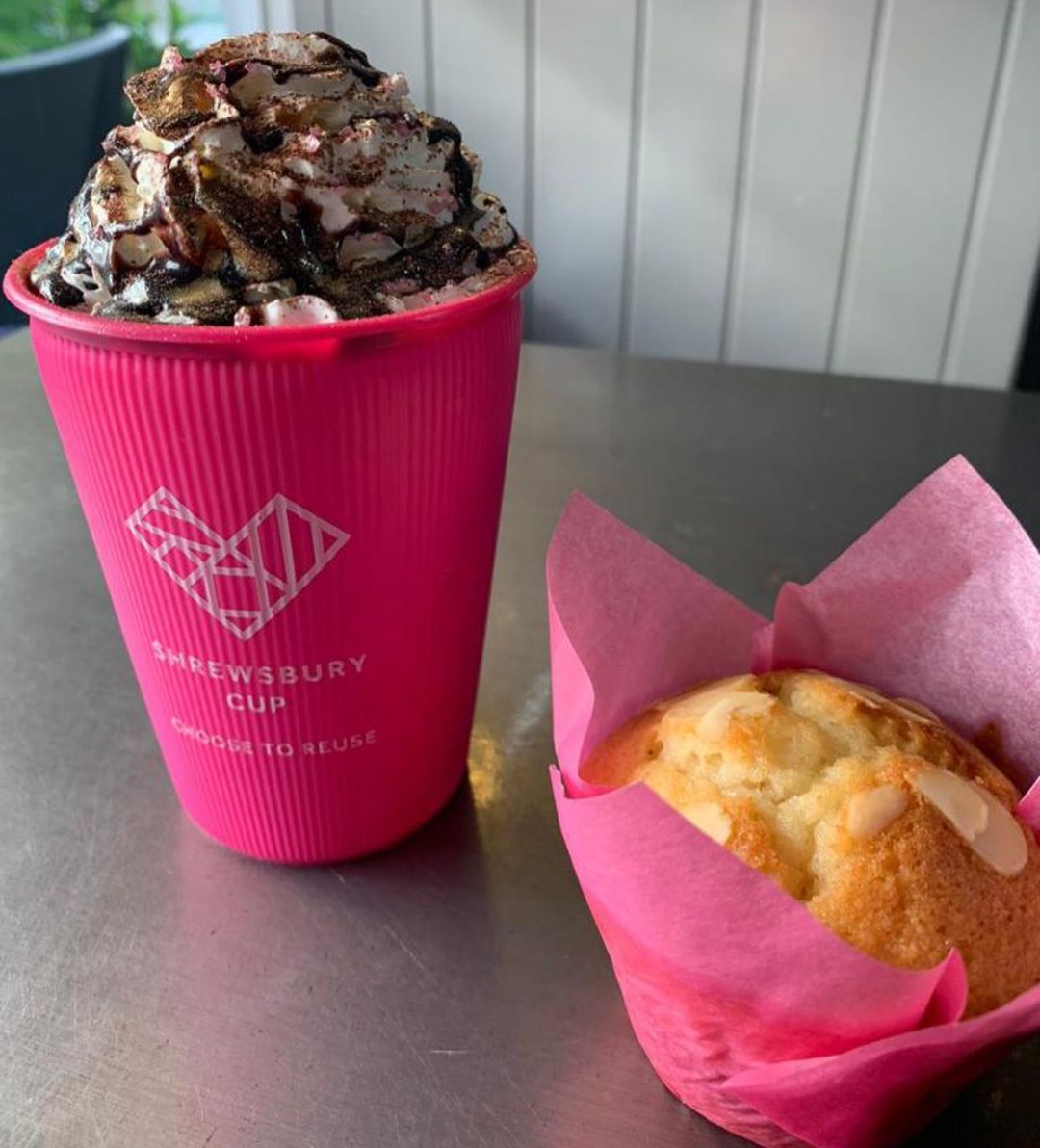 The best mornings start with a #HotChocolate and a #Muffin 😋🍰☕ @darwinsshrews

📲 Tap to order
🚕 Delivery in 30-60 mins 
🤑 No minimum spends
🍕 Enjoy

#shrewsbury #takeaway #fooddelivered  #eatlocal #localfood #nothingbeatsshrewsburyeats #BreakfastSnacks #Coffeeandacake