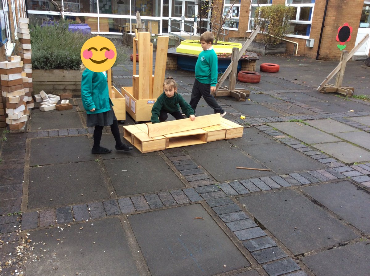 Springwood_Prm's tweet photo. #SpringMonmouth we are enjoying our new outdoor provision equipment, we are building a home and filling up the watering cans to see how the pour out #springoutdoors https://t.co/CCa3cIDiOP