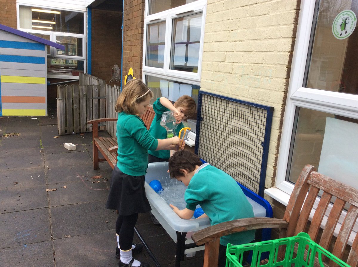 Springwood_Prm's tweet photo. #SpringMonmouth we are enjoying our new outdoor provision equipment, we are building a home and filling up the watering cans to see how the pour out #springoutdoors https://t.co/CCa3cIDiOP