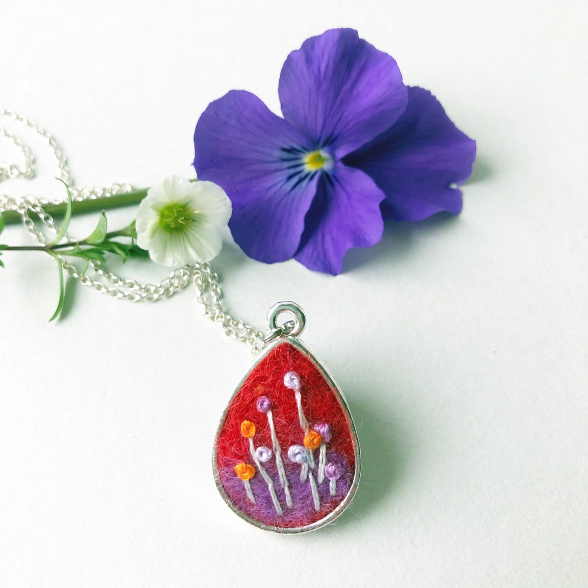 ticketyboocoo's tweet photo. Ooo I absolutely love the detail in this hand embroidered pendant and even better buy this and the lovely @CardsJuniper will throw in a hand made birthday or Christmas card for free!

 #tbch #crafttastic #shophandmadehour #womeninbizhour

https://t.co/O1838cYmtq https://t.co/yJuIS17UzE
