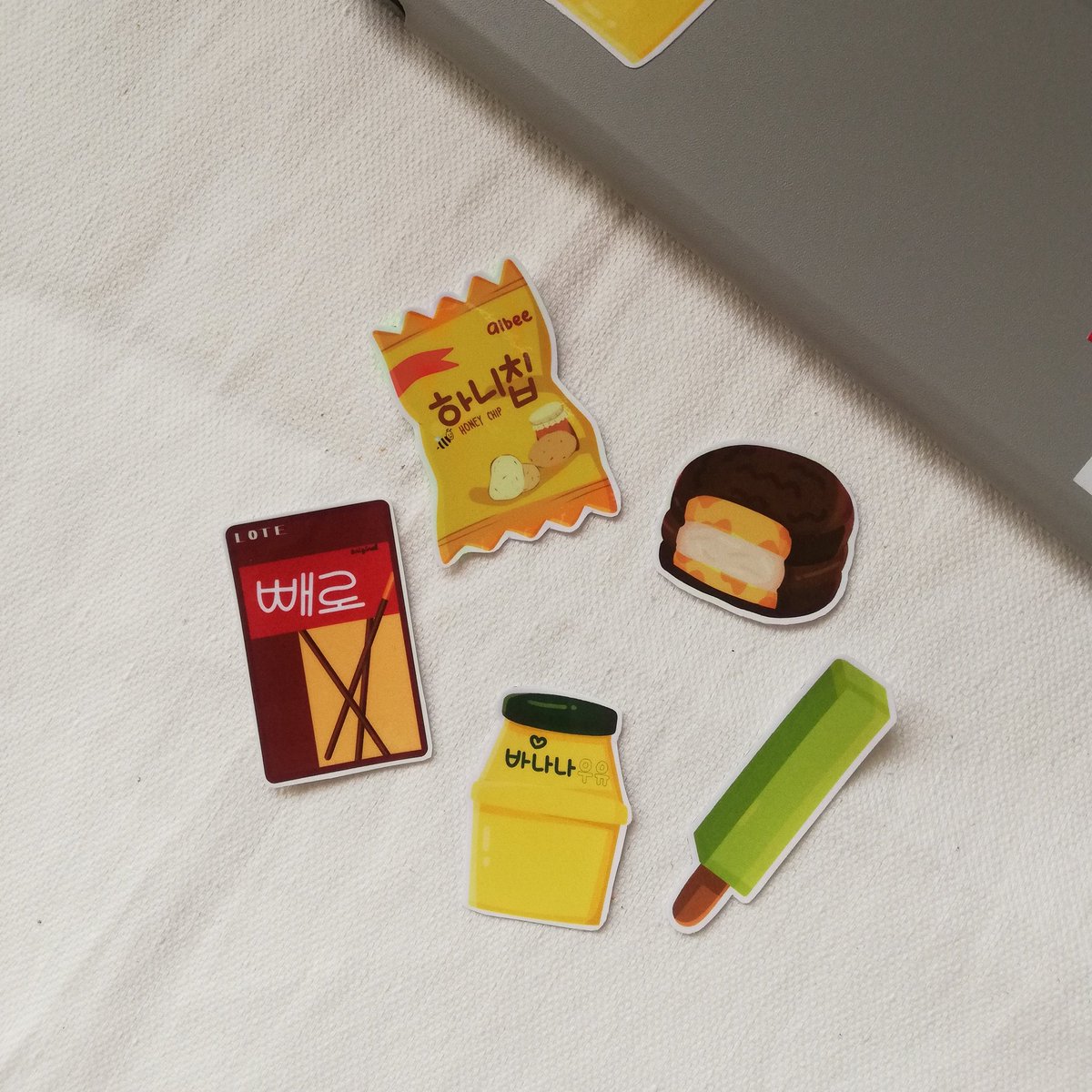 lunatalacreates's tweet photo. Korean Snacks Sticker set
5pcs
Glossy laminated

85pesos each
10 stocks only

#journalph #paperph #vintagepapersph #stainedpapersph #stickersph #bujoph #journalphilippines #paperphilippines  #paperforsaleph #handmadeph #handcraftedph #supportsmallbusiness #supportlocal 
#artph https://t.co/AxsCIDyoID
