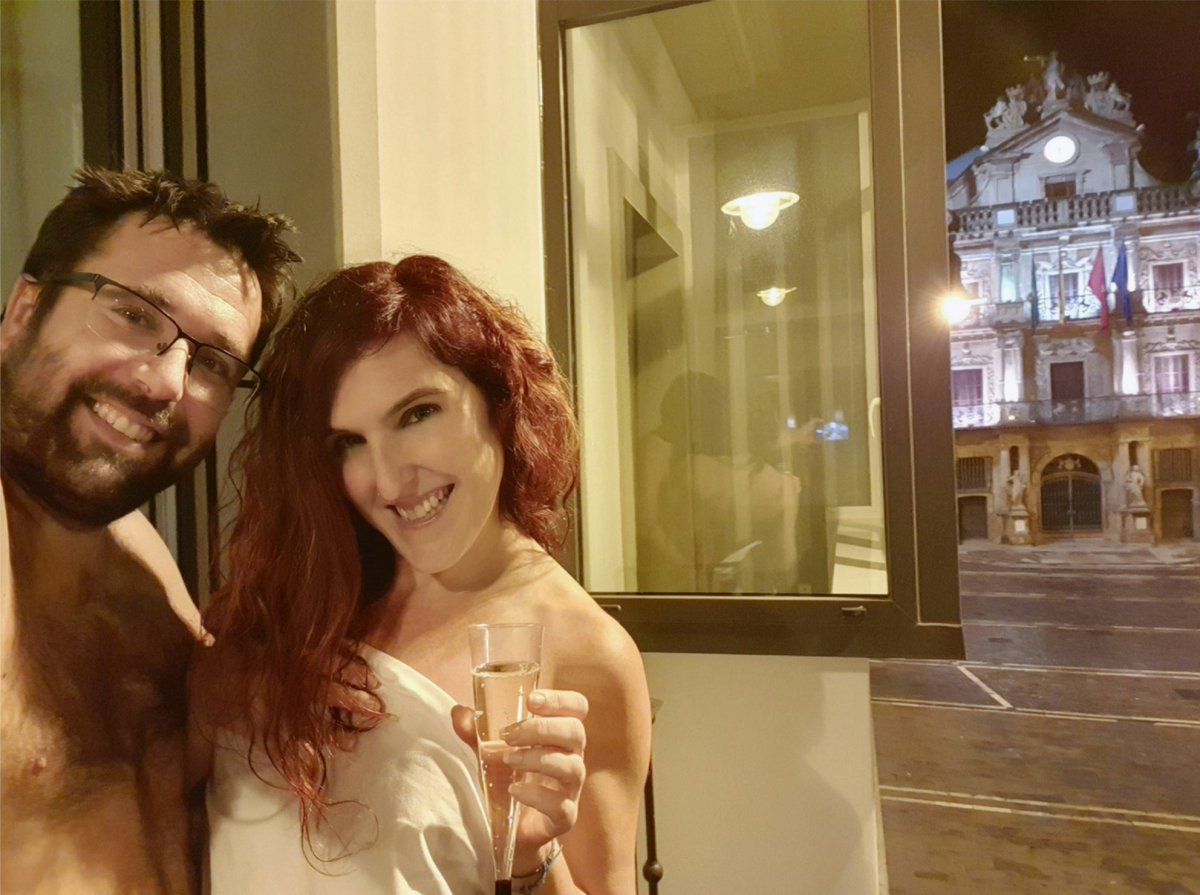 ItziarValls69's tweet photo. Find en el❤d nuestra amada #Pamplona 😍Noches mágicas,despertares felices,🥂x una nueva etapa q seguro será ROSA y BRILLANTE😜T AMO @IosuGuembe 💋hasta el♾&amp;+➡️ #ChiclesForEver #LoveForEver #AdoroMiVida #CarpeDiem #Pompaelo #PamplonaDeMiQuerer #PamplonaEsMuchoMas @hotelpompaelo https://t.co/WydNufWo5g