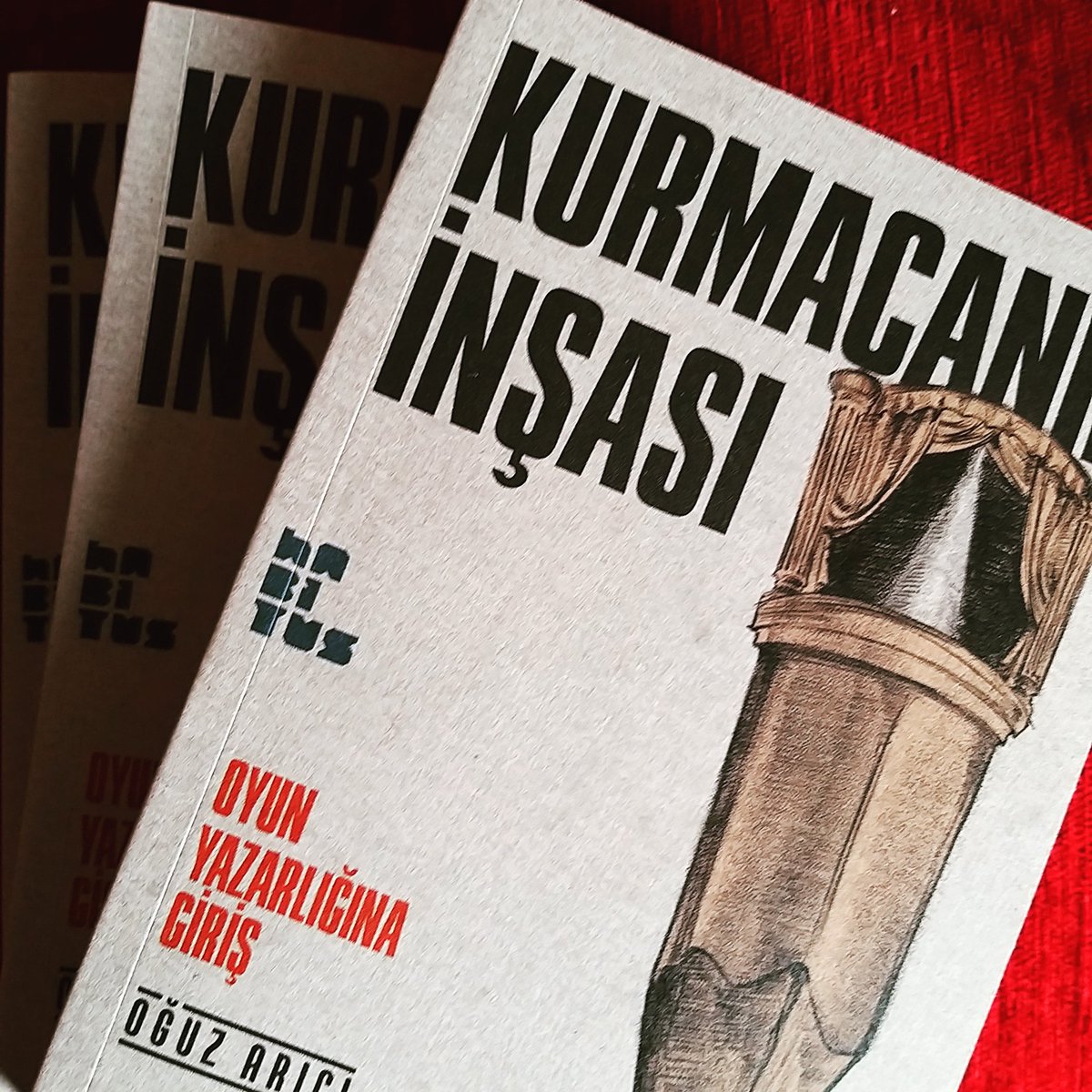 “Doğuştan yetenek” diye bir şey var mı? Oyun yazarlığı için doğuştan yetenekli mi olmak gerekir? Yoksa herkes eğitim yoluyla oyun yazarı olabilir mi? Yaratıcılığın, hayal gücünün, yazma becerisinin doğuştan gelen bir yetenek olduğunu düşünüyor olabilirsiniz.++