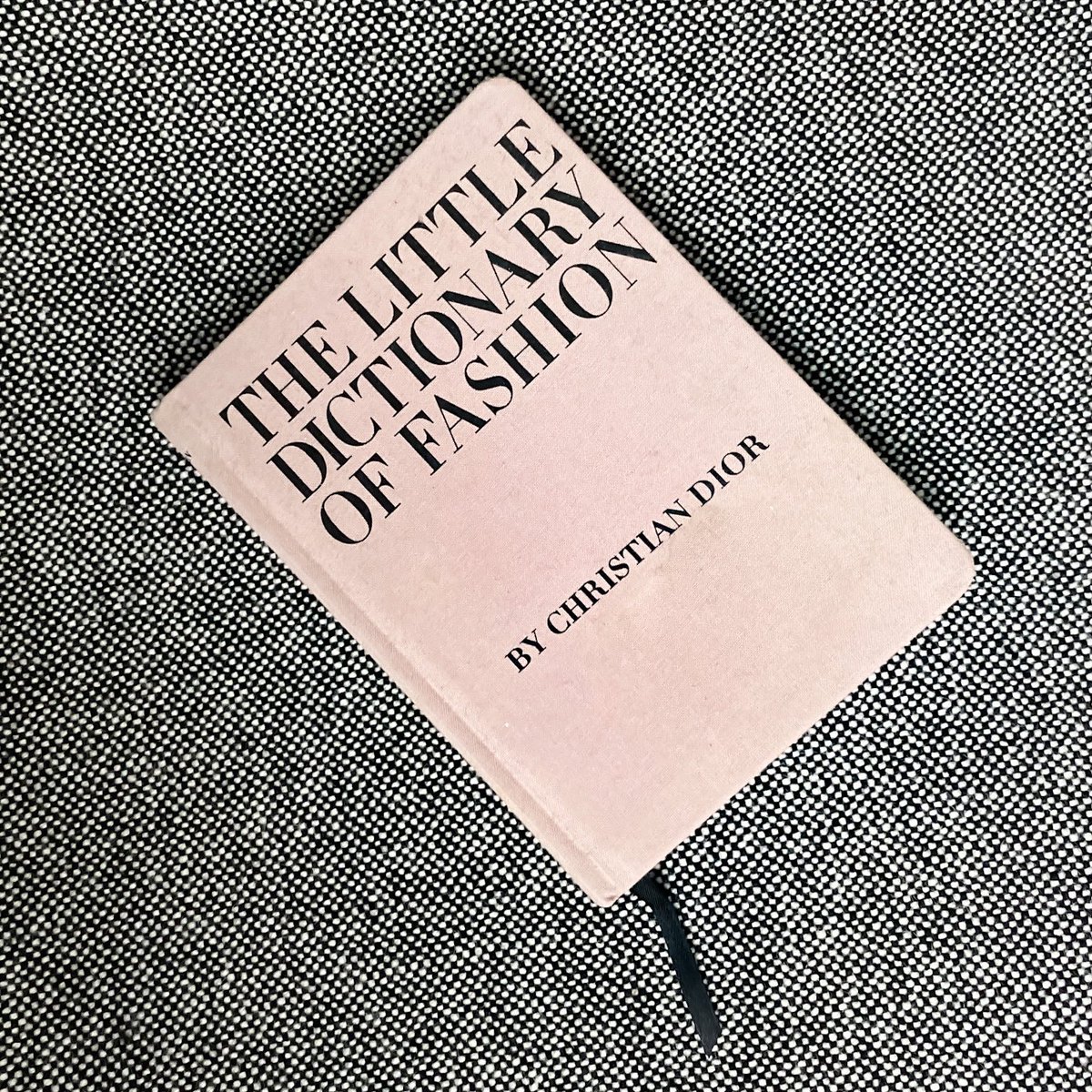 Ku Nel クウネル 一息つきたいなと思った午後 手に取る本があります クリスチャン ディオールの著書 The Little Dictionary Of Fashion ディオール の名言が Aからzまで辞書のように詰まっている本書 女性としての振る舞いや 色の選び方 人生の
