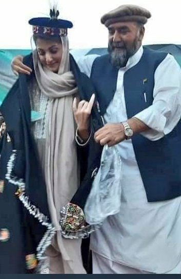 شرما ایسے رہی جیسے پہلی بار کسی کی باہوں میں گئ سٹیج سے گراونڈ تک سب ٹھرکی 🙉
