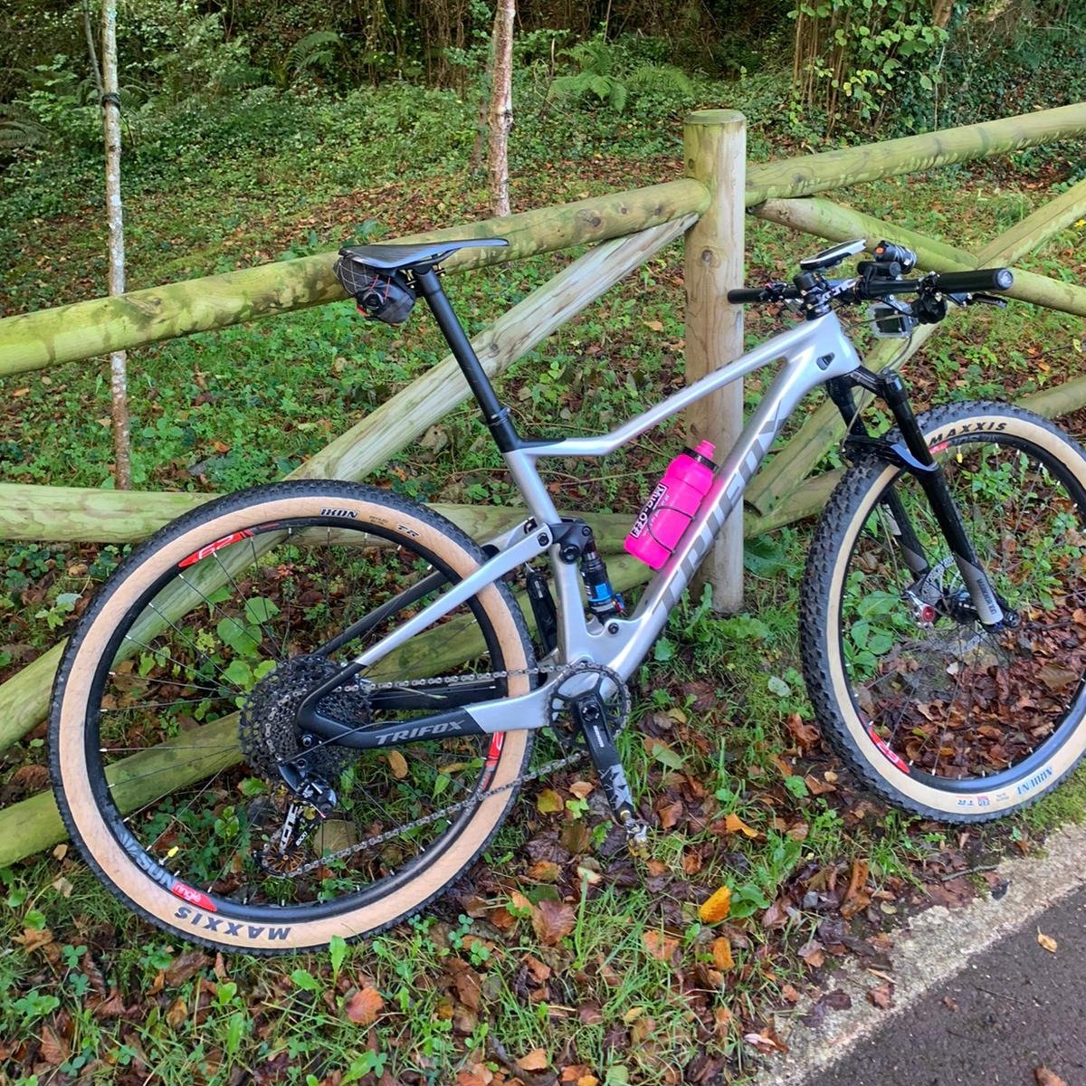 TrifoxBike's tweet photo. Cherish every good weather we can ride๐๐๐
#TRIFOXBIKE #TRIFOX #TRIFOXFRAME #CARBON #CARBONFIBER #CARBONFRAME #fullsuspension #mtb #mtbbike #mtbframe #carbonmtb #29er #boost #boostframe https://t.co/MwzFO8iibI