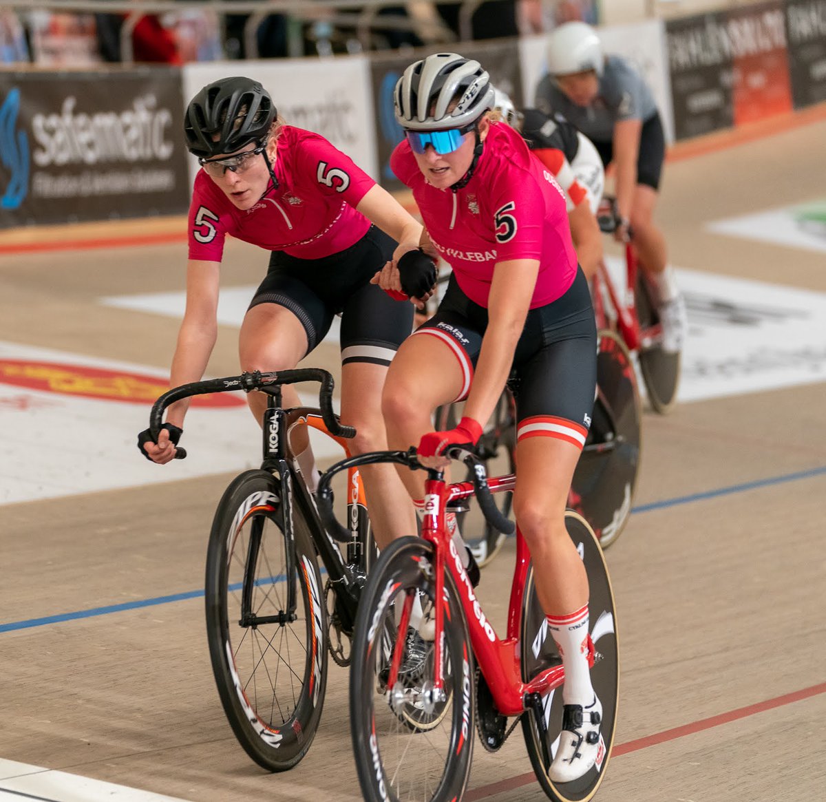 Saturday was a BIG day for womenscycling in Denmark. I am super proud to win the silver medal in the first ever madison national championship. Especially when I got to do it with my partner in crime, @michellelaugequaade. Can we please get to race more soon!? 🤷🏼‍♀️