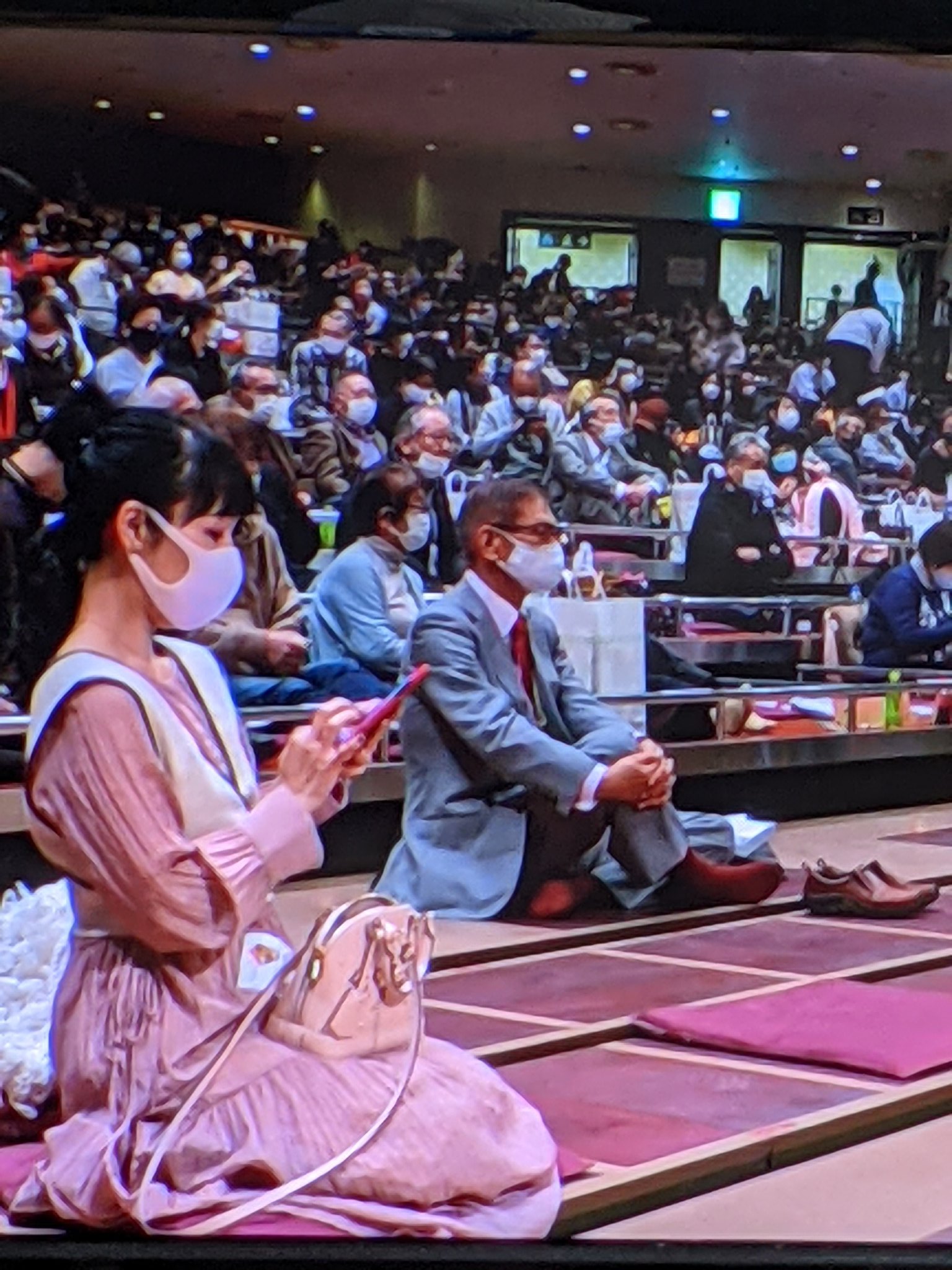 スモウ好きッス宣言 初日から溜まり席 にいるこの女性が気になる 目立つところにいるし 服装もなんか目立つし 誰かのタニマチ 相撲 Sumo 11月場所