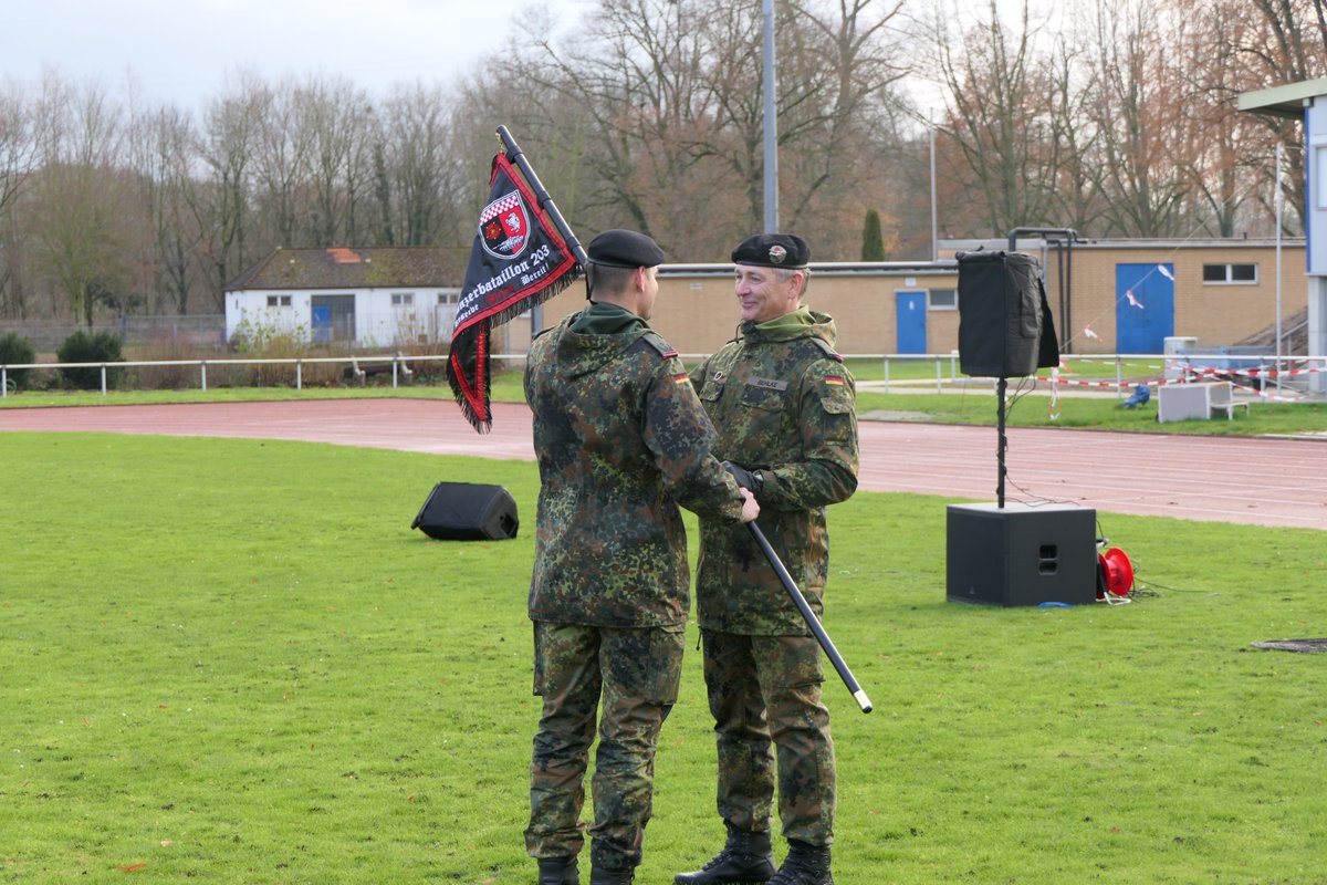 Deutsches_Heer's tweet photo. Chef in zwei Welten: Hauptmann der #Reserve Jürgen Behlke führt die 6. Kompanie im #Panzerbataillon203. Ohne #Uniform leitet er die Geschäftsstelle der Industrie- & Handelskammer in #Paderborn. Im Interview erzählt er, was die Wirtschaft von der #Bundeswehr lernen kann. #Heer 👇 https://t.co/ERhYhYa93Z