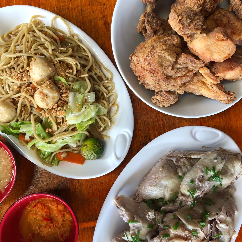 PuebloLP's tweet image. Dinner recomendation? Try our Pancit Canton, Fried Chicken and our NEW Hainanese Chicken served with ginger &amp;amp; chili sauce. Available for dine-in, take out and delivery. 🍗❤️

#PuebloNew #EmbracingNewNormal