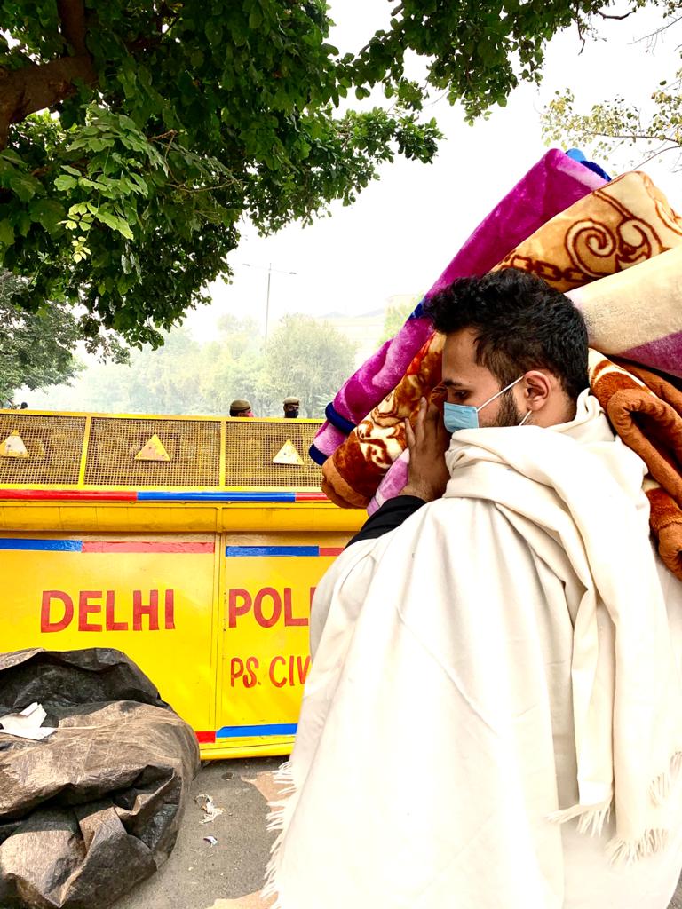 AkshitDahiyaBJP's tweet photo. छात्र विरोधी दिल्ली सरकार के ख़िलाफ़ आंदोलन का 8वाँ दिन 

हम जमीन की तो बेहतर साफ-सफाई कर सकते हैं परंतु छात्र विरोधी केजरीवाल सरकार के मन की नहीं ।

#SaveDelhiEducation #SaveGBPEC #ABVPforStudents https://t.co/YzOZeJGm3C