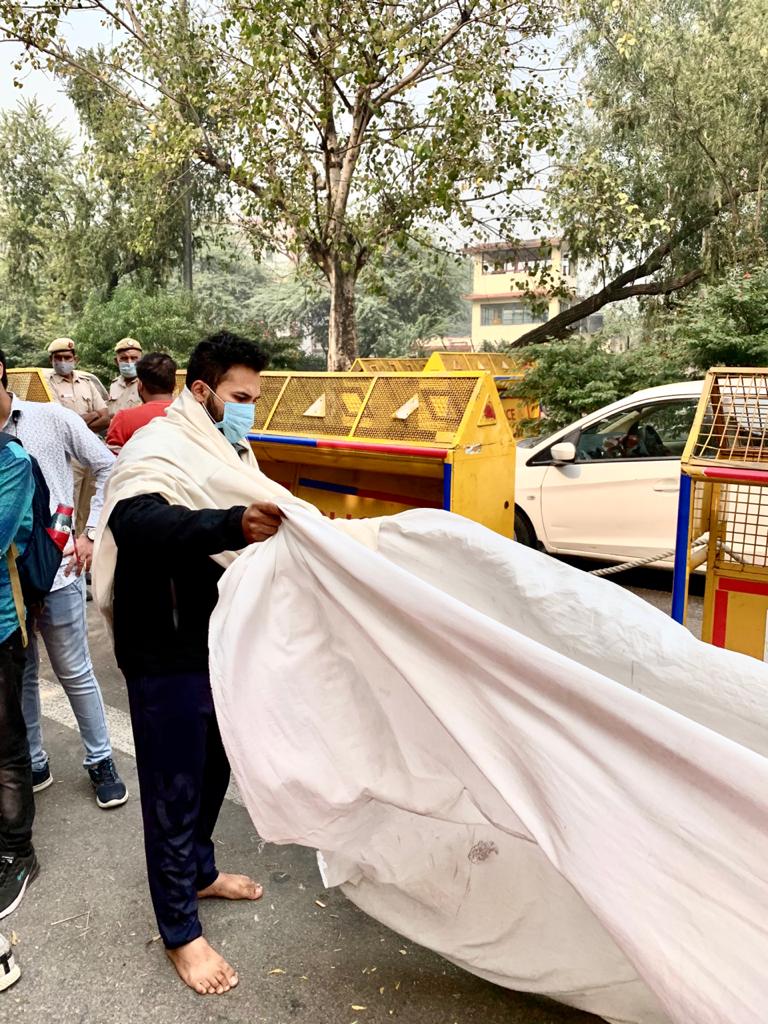 AkshitDahiyaBJP's tweet photo. छात्र विरोधी दिल्ली सरकार के ख़िलाफ़ आंदोलन का 8वाँ दिन 

हम जमीन की तो बेहतर साफ-सफाई कर सकते हैं परंतु छात्र विरोधी केजरीवाल सरकार के मन की नहीं ।

#SaveDelhiEducation #SaveGBPEC #ABVPforStudents https://t.co/YzOZeJGm3C