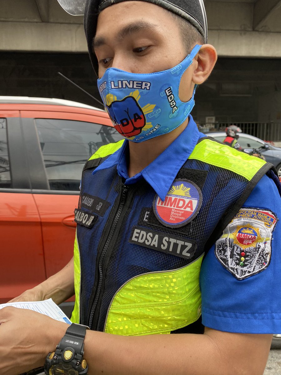 AABWhiz's tweet photo. @mmda please take a look at your police no face shield https://t.co/m9gcLWnoH7