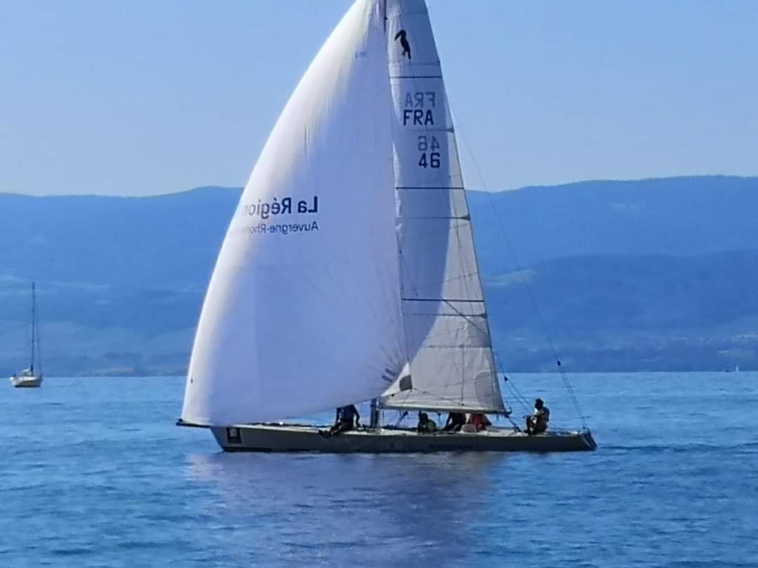 SandrineChaix's tweet photo. Et un clin d’oeil à l’association de @DensBarb Handiventure Léman qui permet aux personnes en situation de handicap de pratiquer la voile grâce notamment au Toucan, bâteau adapté au #handicap, avec entre autres le soutien de la Région @auvergnerhalpes https://t.co/zK8PU0l8uc