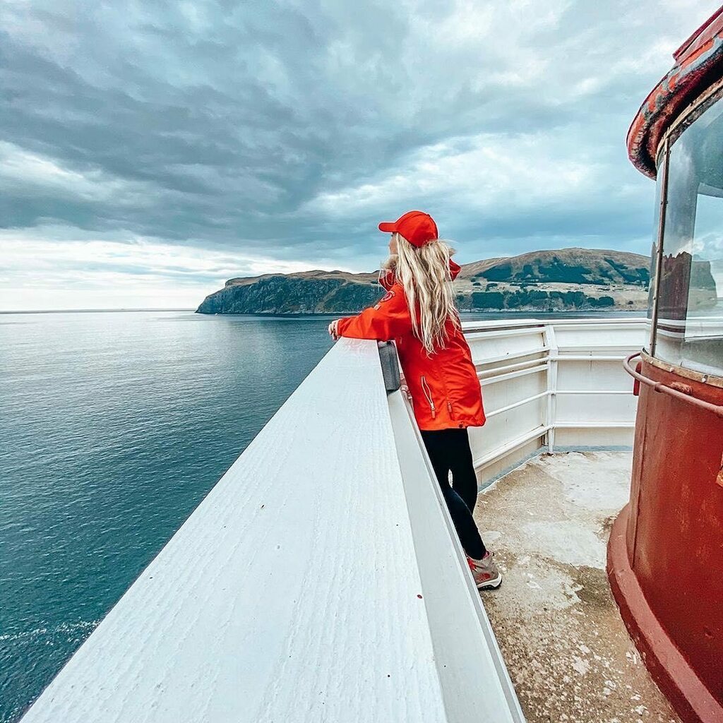 Langs FjordKysten finn du fleire flotte fyr! Nyt usikta og blikkstille hav, eller opplev stormen på trygg avstand i fyret! Uansett kva du gjer vil du få ei fantastisk opplevelse! 🤩
📸 @ingelinpernillegil instagr.am/p/CHXJBwzslwR/