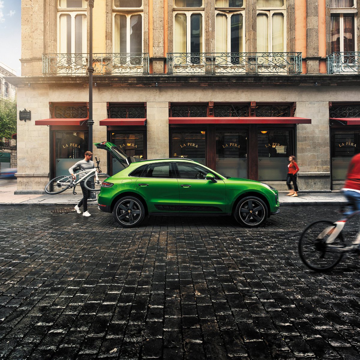 DriveMx1's tweet photo. Ya está disponible en México la versión de entrada del #PorscheMacan.
Motor de cuatro cilindros turbo de 1,984 c.c. transmisión PDK de siete marchas y tracción integral que entrega 248 hp, precio inicial $998,0000 MXP.
#DriveMX #Porsche #Macan https://t.co/VCn3Ozb5q1