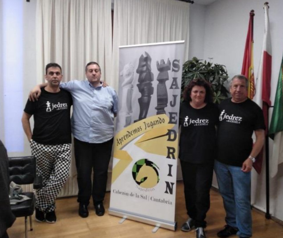 JFdezAmigo's tweet photo. 30 ANIVERSARIO (89) de mi trayectoria en el #AjedrezEducativo. Septiembre 2018. En Madrid conocí a @LuisBlascocruz, integrante de #ajEdu, árbitro, organizador, entrenador, formador, coordinador #CastleProject... Encantado.
Más en mi FB.
@AladrenMiriam @peremarques
@leontxogarcia https://t.co/PJWRhejNln
