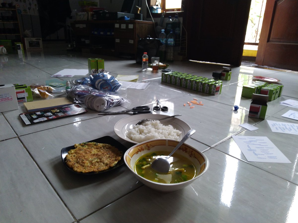 Rizky_Bitingz's tweet photo. Wes gatau shift produksi, pisan e shift produksi akeh garapan, dikeki mangan, ditawari lemburan 😂 https://t.co/lXzLjY7Lgp