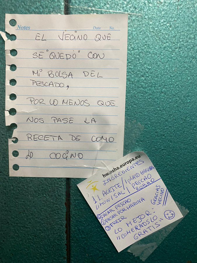 Las notas que se han cruzado los vecinos de este bloque de Oviedo.
