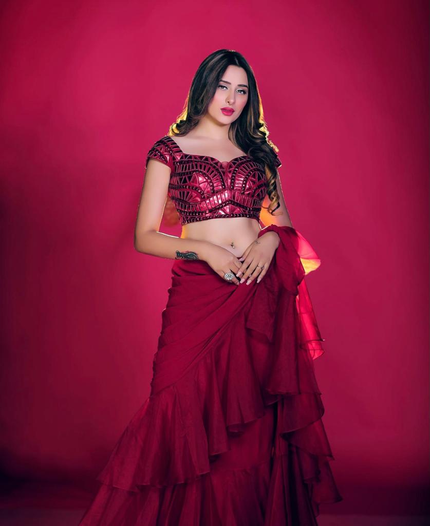 Fly7News_'s tweet photo. Lady in red! Stunning and gorgeous 

#mahirasharma #actress #bollywood #television #pahira #mahirins 

 @_MahiraSharma ♥️🔥♥️ https://t.co/fuBRDSpXRu