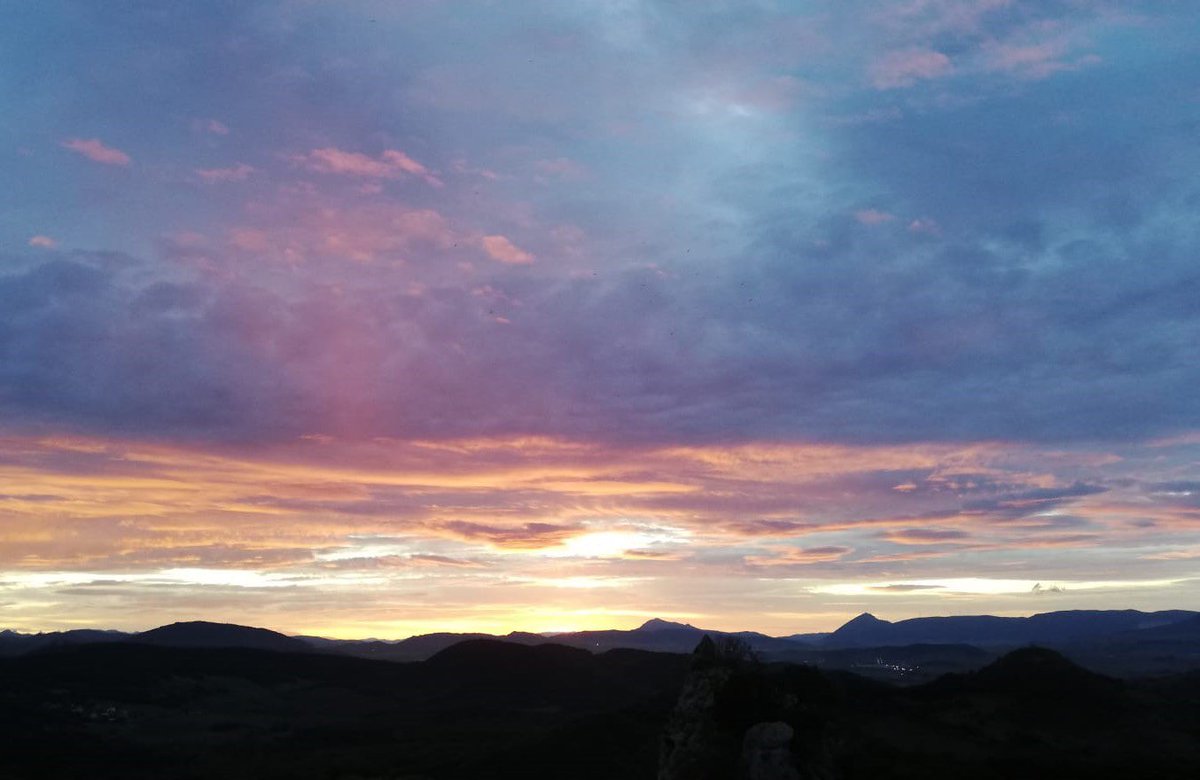 ElTiempoNavarra's tweet photo. Así amanecía hoy desde #Ilzarbe #ValleDeOllo #Navarra
#Orto acompañado de #Candilazo
Al fondo apreciamos la #HigaDeMonreal 1295 metros
Bonita instantánea https://t.co/WBA0529f4R