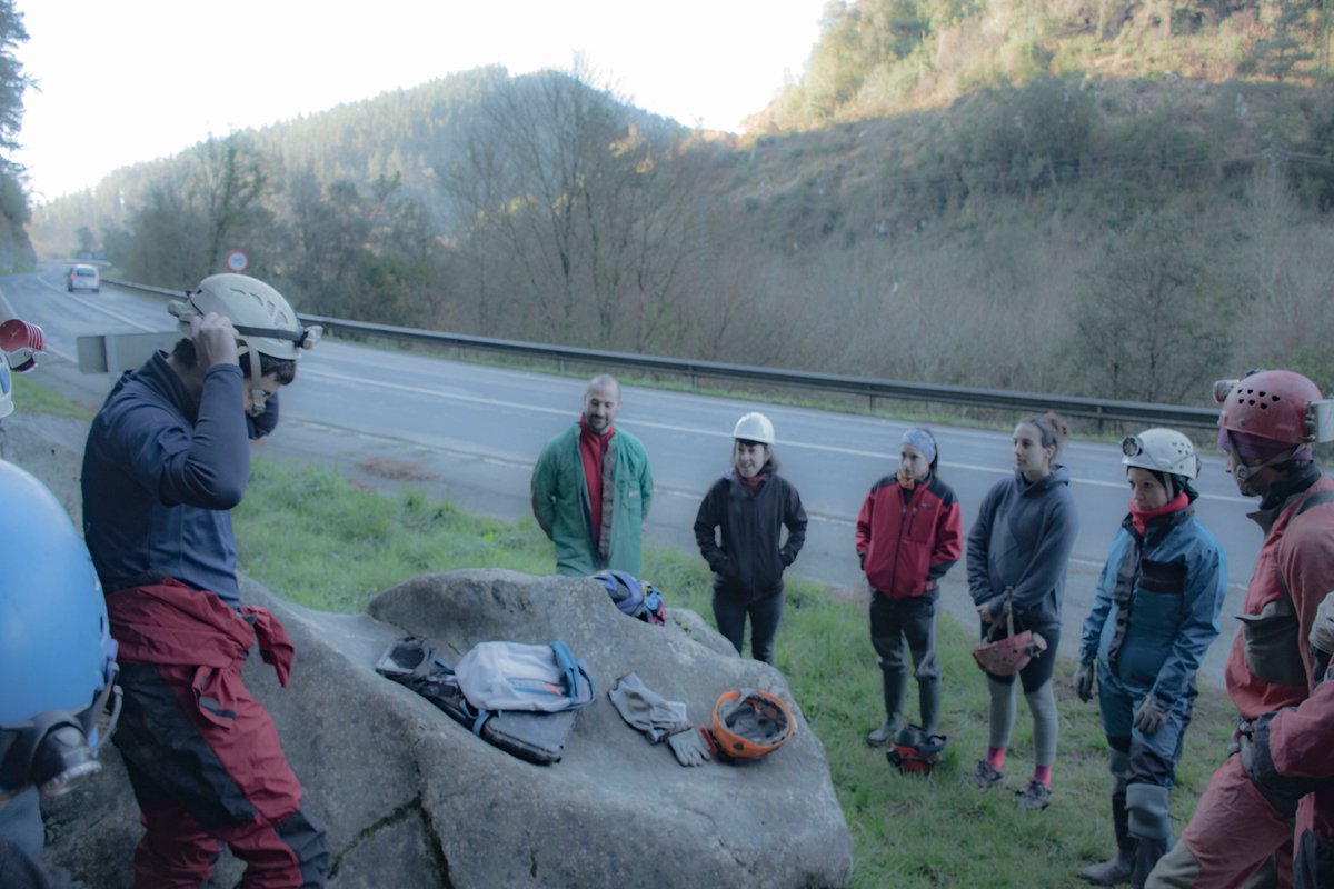 These have been obtained through empirical observations and experimental archaeology, with people with different physical and sports skills, coming from different disciplines (cavers, archaeologist, biologist and geologist) and different levels of experience in caving.