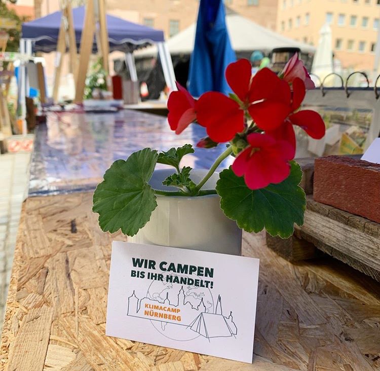 KlimacampN's tweet photo. 🌍 Zusammen schaffen wir das!
#zusammensindwirstark #klimacamp #mahnwache #klimakrise #klimawandel #klimakatastrophe #nuernberg #sebalderplatz https://t.co/5YhHnWFmGU