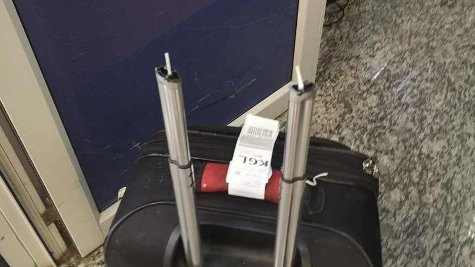 lvandament's tweet photo. @FlyRwandAir You cancel my flight and offer no compensation. I am forced to pay for a hotel. My suitcase is destroyed and I am offered $50 for a $360 bag that can't be repaired or bought in East Africa. How will tourism recover if this is how customers are treated? https://t.co/WVkWsRpaVF