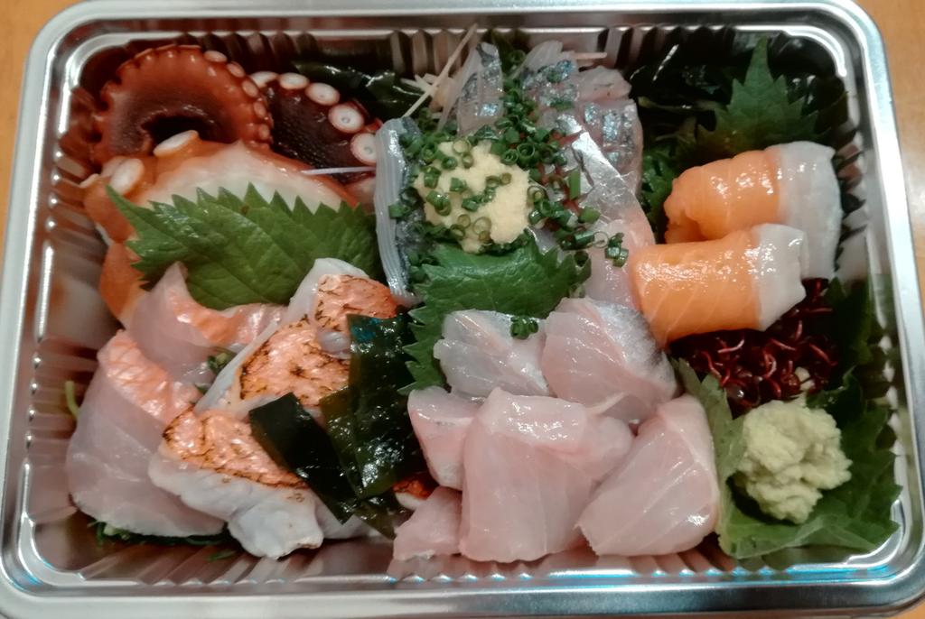 あい 酒飯生活 刺身は食べる直前に切るのが美味しい 刺身を 赤身は厚く 白身は薄く 切る理由 赤身 マグロ カツオ ある程度厚みを持たせて歯ごたえやねっとりした食感を保つため 白身 カレイ ヒラメ タイ 身が引き締まっているので薄く切って旨味や