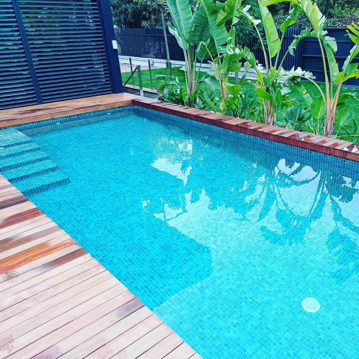 Piscina en Valdoreix con tarima de madera y gresite verde.
Piscinas Unic, piscinas Únicas.
🌐 piscinasunic.com 
📧 info@piscinasunic.com 
☎️ 938425482.