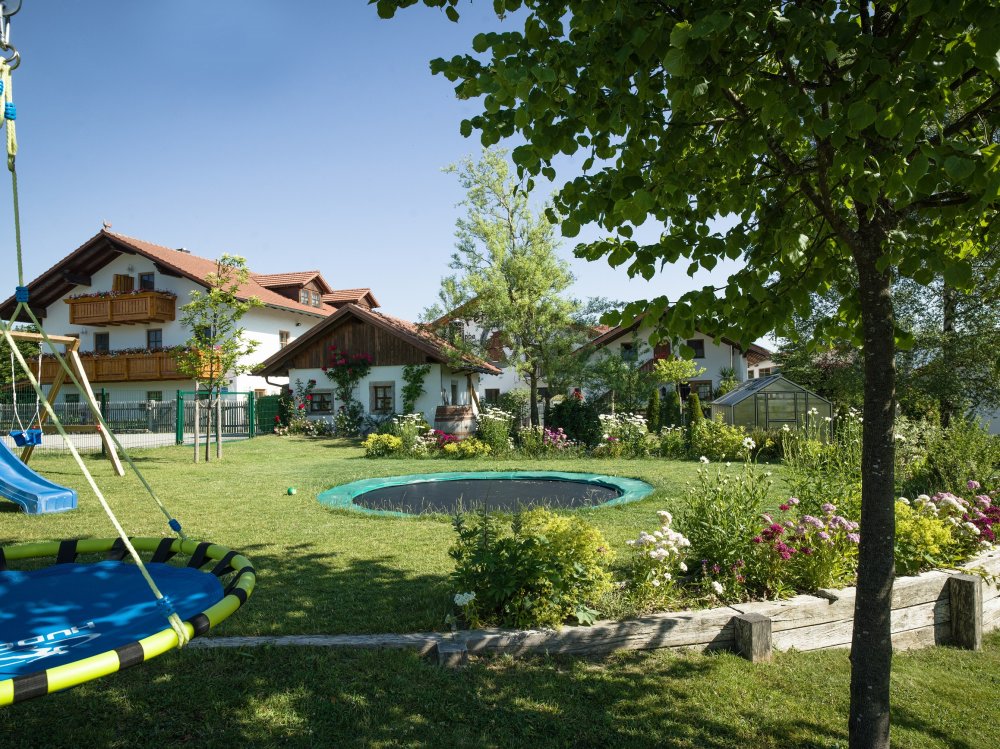 Landsichten's tweet photo. Verbringt mit euren Kindern unvergessliche Urlaubstage auf dem kinderfreundlichen und idyllischen Ferienhof Schoppa Haisl im schönen Bayerischen Wald! 🌲 
Bei Schlechtwetter geht es ab ins Pool-Haus 😀

Jetzt anfragen: https://t.co/YWzc56qGdg

Fotos: Ferienhof Schoppa Haisl https://t.co/MIx2TvEFj8