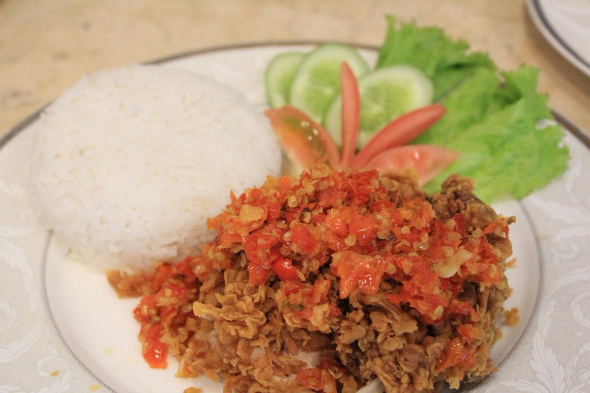 HotelSahidLC's tweet photo. Enjoy the delightful dishes at Sekar Kedaton Cafe, Our 'Ayam Geprek' available in different main course.

Sahid Jaya Lippo Cikarang 
021-8972352
0813 1914 1928

#sahidjayalippocikarang #sahidcikarang #ayam geprek #hungrycikarang #foodies #foodblogger #foodblogger #foodindonesia https://t.co/N8zX0y96El