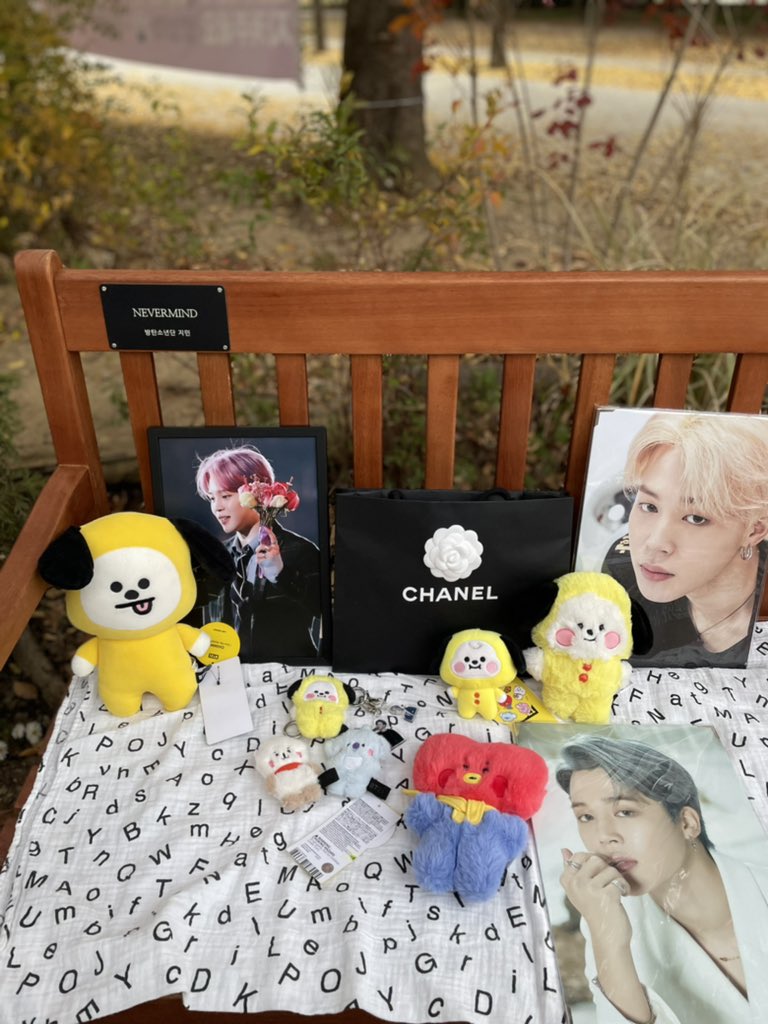 bluepandar's tweet photo. @jiminbench 
오늘 가을 막바지 만긱하로 서울숲 지미니 베치 왔어요 드디여 입성 🥰벤치 너무 예쁘게 자리 잡고 있어요😭가을 지미니 너무 예쁘네요 
#JIMIN
@BTS_twt https://t.co/pTgCPQfoPN