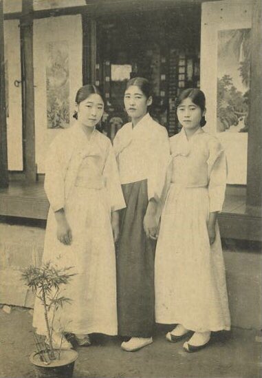 кореец ретро. Korean vintage. корея гизан 1900 двадцатый век. старинные корейские платья с открытой грудью. Korean vintage.