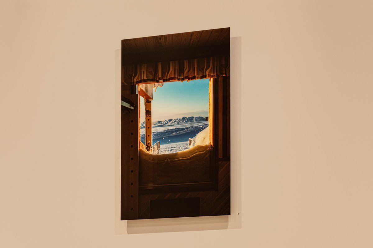 하나의 공간에서 3주를 ‘낮’ 과 ‘밤’ 둘로 나눠 전시를 진행합니다. 11월 5일부터 11월 14일까지는 lappi 의 ‘밤’ 을 주제로 해가 져서 어두워지기 시작할 무렵과 어울리는 사진과 오브젝트와 종이를 놓아둡니다. 사진/오브젝트 모두 판매합니다. 그래픽 : 김지연