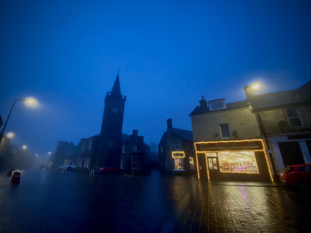 CaledoniaPlay's tweet photo. Eerie start to the working week in #Kinross but @Hunterskinross and #completelook keeping the lights on #supportlocal @ScotlandsTowns @VisitLochLeven https://t.co/R1KGgzQKtk