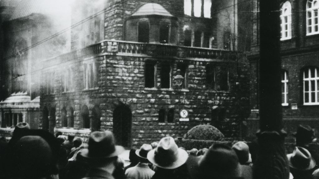 Der #9November war und ist kein Tag, an dem das „Schicksal“ es gut oder schlecht mit den Deutschen meint. Wie an jedem anderen Tag auch, sind die Menschen für ihr Handeln verantwortlich. Mehr über den 9. November gibt es auf #LeMO dhm.de/lemo/rueckblic… #OTD #Novemberpogrome