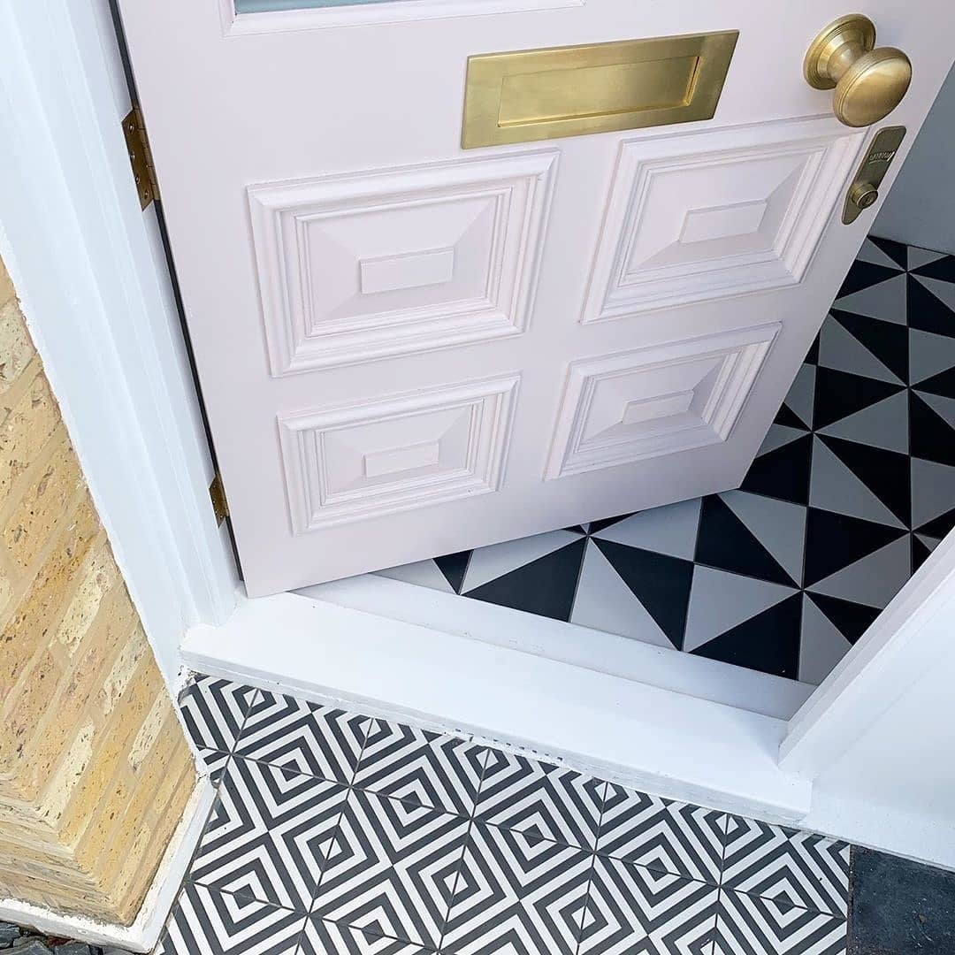 BanhamSecurity's tweet image. This bright and enticing doorway from thepramshed on Instagram utilises our letter plate, contour centre doorknob, and M2002 deadlock in perfect unison, making for a beautiful contrast of brass on pink.

Make sure to tag us and use the hashtag #SpottedBanham📸

#Banham